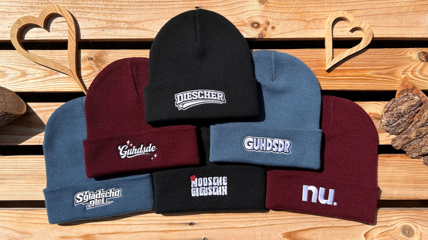 Sächsische Mützen von sachsenStoff bestickt mit Dialekt Motiven wie Diescher nu Modschebiebschn Typisch sächsische Geschenke zu Advent und Weihnachtsgeschenke aus Sachsen