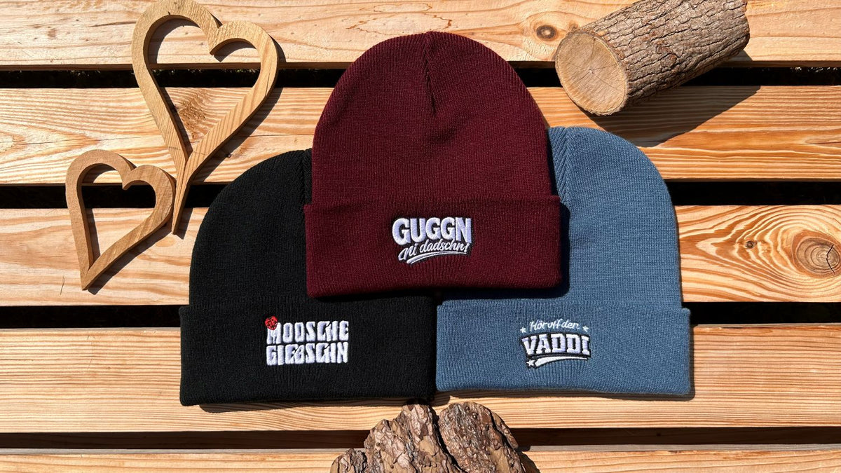 Sächsische Mützen von sachsenStoff bestickt mit Dialekt Motiven wie Vaddi Ni Dadschn Modschebiebschn Typisch sächsische Geschenke zu Advent und Weihnachtsgeschenke aus Sachsen